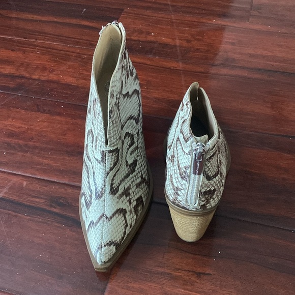 Vince Camuto Snakeskin booties Size 6.5 / 7 - Picture 4 of 9